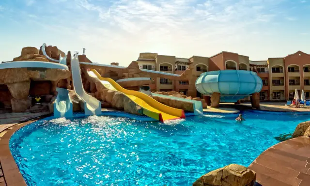 Wodne szaleństwo w Regency Plaza Aqua Park Spa. Opinie gości potwierdzają świetną zabawę na zjeżdżalniach i relaks w basenie.