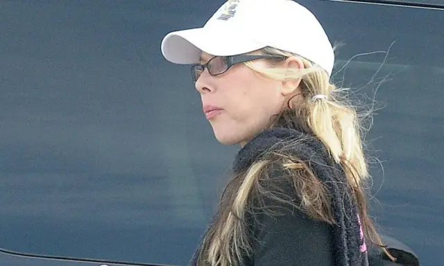 Kim Mathers, była żona Eminema, w czapce i okularach. Co się stało z żoną Eminema?