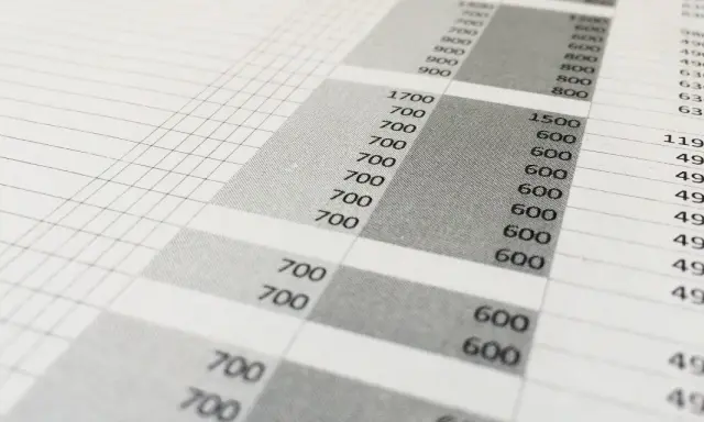 Tabela z danymi, przypominająca macierz traceability, z liczbami 700, 600, 490 i 1500.