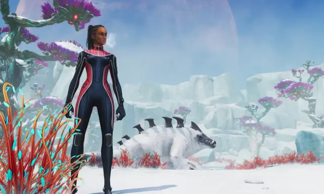 Postać w kombinezonie stoi na śniegu, obok niej leży białe stworzenie. W tle lodowe krajobrazy i fioletowe drzewa. Subnautica Below Zero.