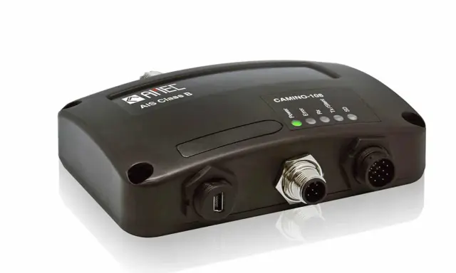 Boîtier noir d'un tracker navire AIS Class B, modèle CAMINO-108, avec indicateurs lumineux et connecteurs.
