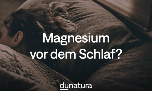 Schlafende Person mit der Frage: "Magnesium vor dem Schlaf?". Informiert über die richtige Dosierung von Magnesium zum Schlafen.
