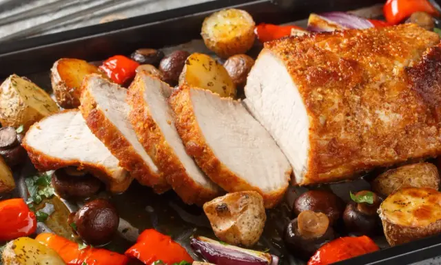 Pieczone polędwiczki wieprzowe z ziemniakami, papryką i pieczarkami. Ania gotuje pyszny obiad!