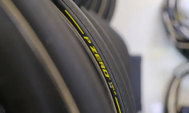 Opona rowerowa Pirelli P Zero Velo 25c, idealna do roweru 28 cali. Sprawdź jakie ciśnienie w oponach rowerowych 28 cali będzie najlepsze.