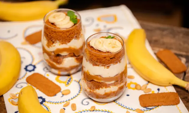 Pyszny deser banoffee w szklankach, warstwowo ułożony z bananów, kremu i pokruszonych ciasteczek. Idealny przepis na słodką chwilę.