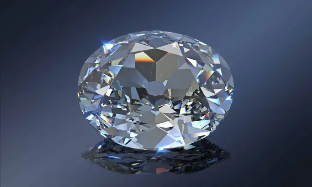 Un magnifico diamante sfaccettato, forse il diamante più costoso al mondo, brilla su uno sfondo blu scuro, riflettendosi su una superficie lucida.