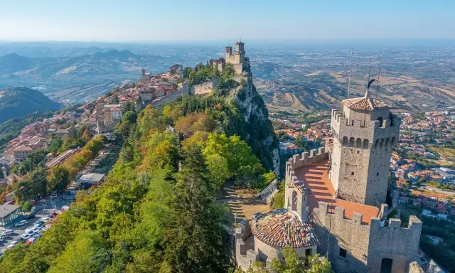 Torri medievali e borgo arroccato sul monte Titano, un paesaggio mozzafiato dello stato San Marino.