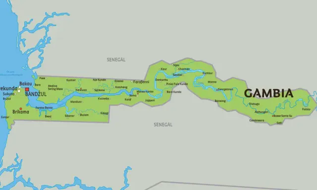 Mapa Gambii z zaznaczonymi miastami i rzeką. Widać wybrzeże Oceanu Północnoatlantyckiego i sąsiedni Senegal.