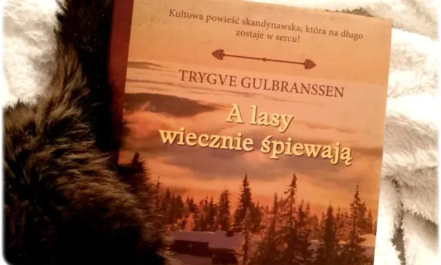 Okładka książki "A lasy wiecznie śpiewają" Trygve Gulbranssena, otoczona miękkim futrem.