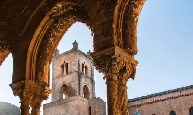 Archi decorati e campanile del Duomo di Monreale, un luogo imperdibile da vedere in Sicilia.