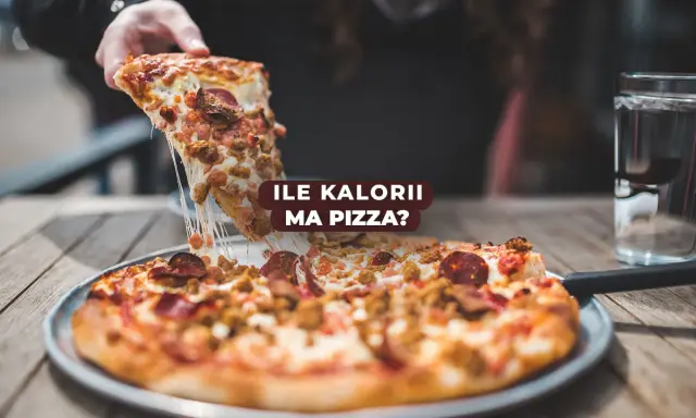 Pyszny kawałek pizzy z ciągnącym się serem. Zastanawiasz się, ile kcal ma kawałek pizzy?