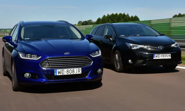 Niebieski Ford i czarny Toyota jadą po drodze. Kiedy można wyprzedzać z prawej strony? Na autostradzie, gdy lewy pas jest wolniejszy.