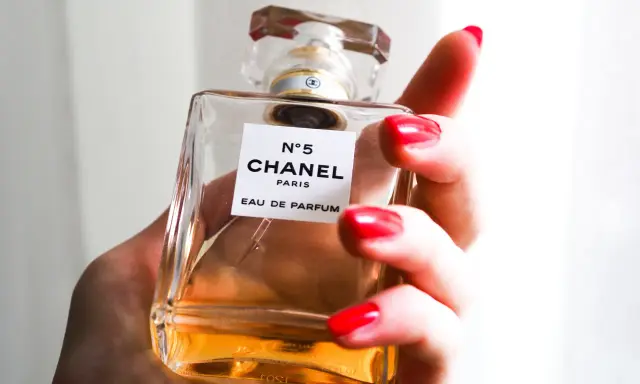 Woda Perfumowana czy Perfumy? Rozszyfruj etykiety i wybierz idealnie
