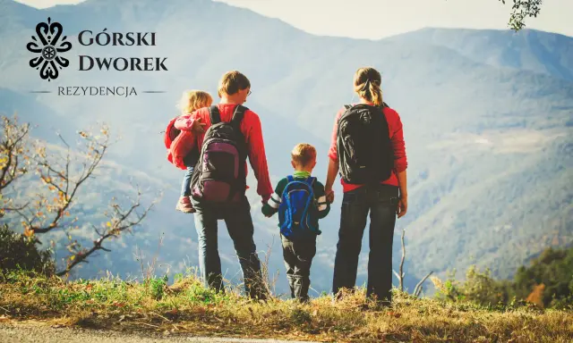 Rodzina z plecakami podziwia górski krajobraz. Idealny szlak dla dzieci w Zakopanem czeka na odkrycie.