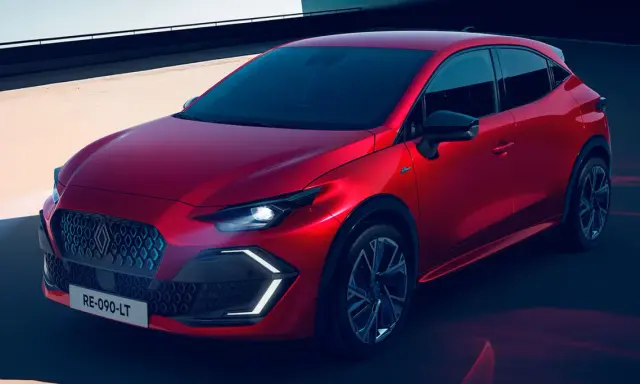 El nuevo Clio 2026, un coche rojo vibrante con diseño moderno, se presenta en un entorno urbano con luces LED llamativas.