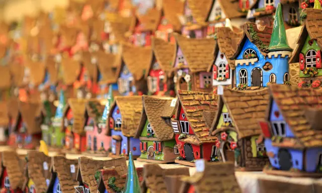 Casette colorate in ceramica, un'esplosione di allegria che ricorda i mercatini di Natale del Sud Italia.