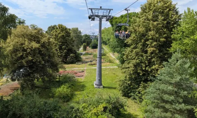 Kolejka linowa nad parkiem z różami, idealne miejsce na wycieczkę do 100 km od Katowic.