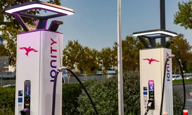 Dos modernas gasolineras eléctricas con el logo de Ionity y luces LED.