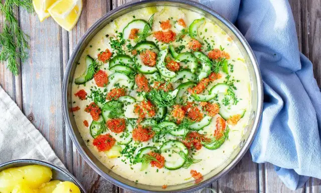En krämig citronsås till fisk, toppad med gurka, dill och rom. Serveras med kokt potatis.