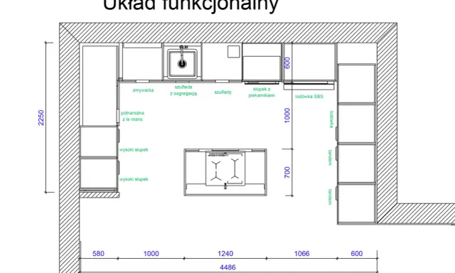 Funkcjonalny układ mebli w kuchni: zmywarka, lodówka, piekarnik, szuflady i wysokie słupki.