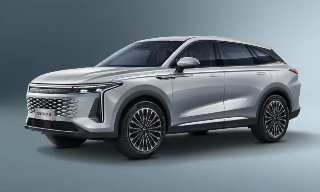 Srebrny OMODA 9 Super Hybrid z futurystycznym grillem i eleganckimi liniami nadwozia.