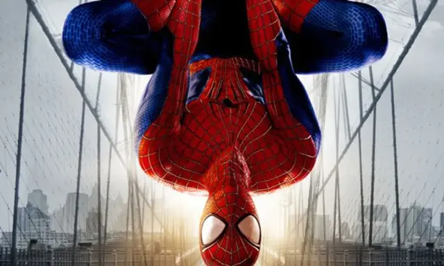 Spider-Man wisi głową w dół na moście, gotowy do akcji w grze The Amazing Spider-Man 2.