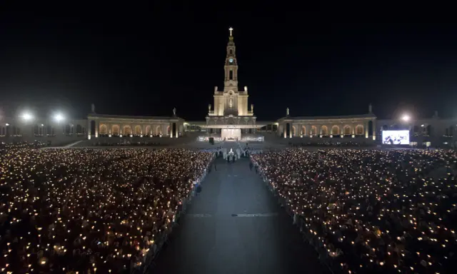Nachtprozession mit Tausenden Kerzen vor der Basilika von **heilige Fatima**. Gläubige versammeln sich für eine feierliche Zeremonie.