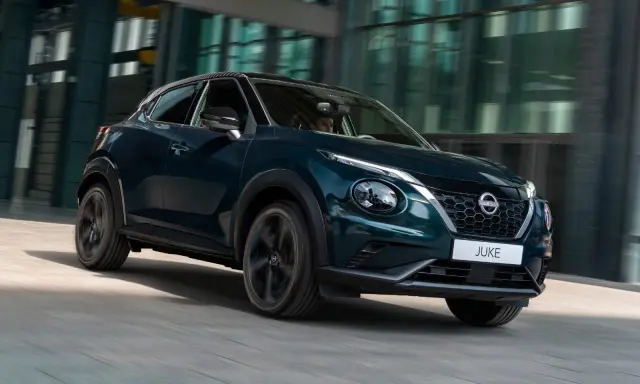 Nissan Juke 2026, un SUV compatto dal design audace, sfreccia in città.