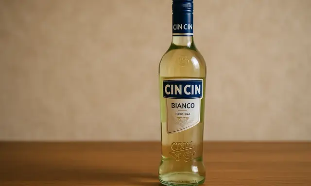 Butelka Cin Cin Bianco Original na drewnianym blacie. Idealna na letnie wieczory.