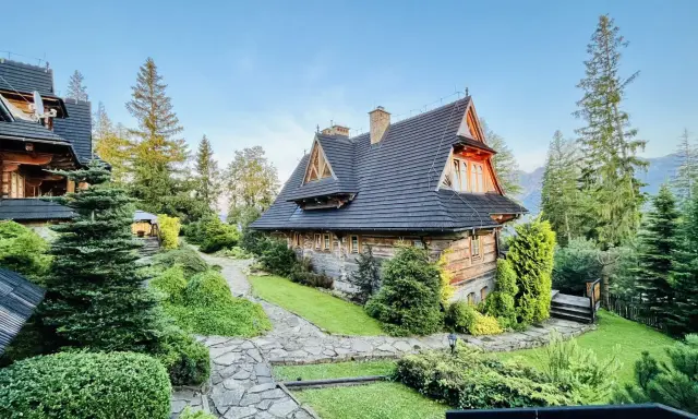 Drewniane domy w górskim otoczeniu, idealne na plan zwiedzania "Zakopane w 3 dni co zwiedzić".