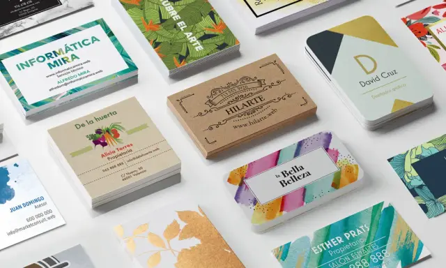 Variedad de tarjetas de presentación con diseños modernos y creativos, mostrando el tamaño estándar para tu negocio.