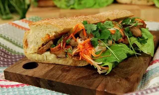 En läcker banh mi med saftigt kött, krispiga grönsaker och färsk koriander i ett perfekt rostat bröd.