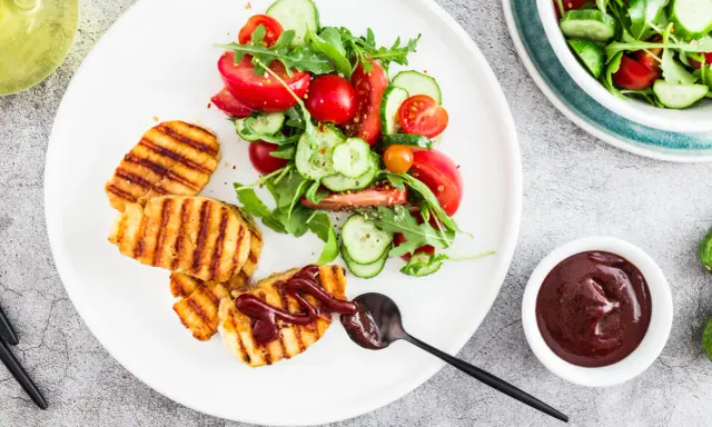 Halloumi: z czego jest i dlaczego nie topi się na grillu?