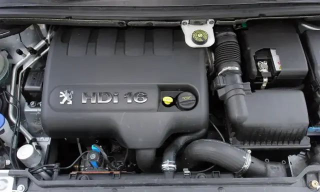 Silnik 2.0 HDi w Peugeot 307. Widoczna pokrywa silnika z logo Peugeot i oznaczeniem HDi 16V.