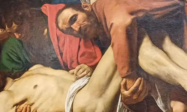 Détail de la mise au tombeau par Caravage : des hommes portent le corps du Christ, le visage marqué par la douleur.