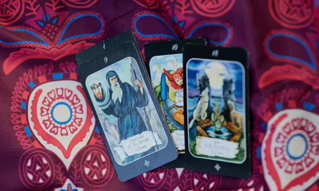 Tarot horoskop na jutro: karty przedstawiają pustelnika, koło fortuny i księżyc.