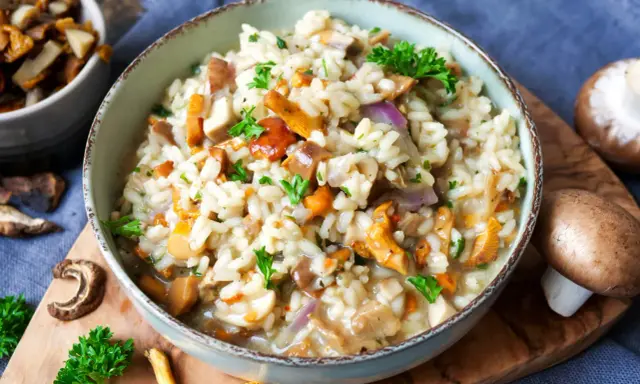 Cremiges Pilzrisotto mit frischen Waldpilzen und Petersilie. Ein köstliches pilzrisotto rezept für Genießer.