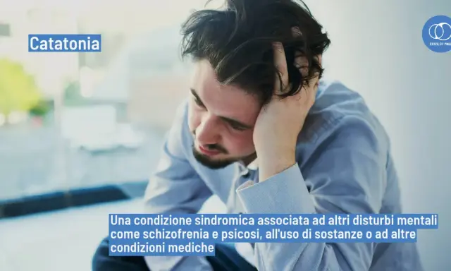Uomo con mano tra i capelli, con testo "Catatonia" e la sua definizione. Il catatonia significato è una condizione sindromica.
