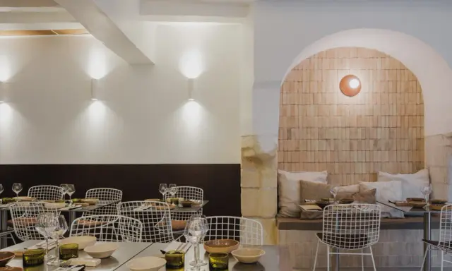Ambiance chaleureuse dans ce qui semble être le meilleur resto à Tours. Tables dressées, chaises design et mur en briques apparentes créent une atmosphère accueillante.