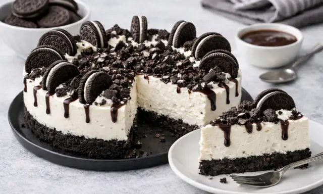 Gâteau au fromage crémeux, garni de biscuits Oreo et de sauce au chocolat. Un délice avec son fond de gâteau croustillant sans cuisson.