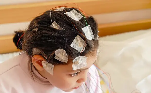 Jak przygotować dziecko do EEG we śnie? Praktyczny przewodnik