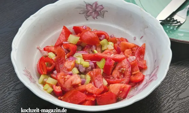 Frischer Tomaten-Paprika-Salat mit Sellerie und roten Zwiebeln, ein leichter Genuss.