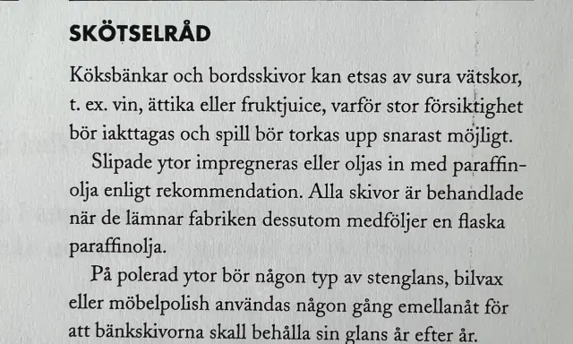 Text om skötselråd för bänkskivor, inklusive hur man impregnerar med paraffinolja för att bevara glansen.