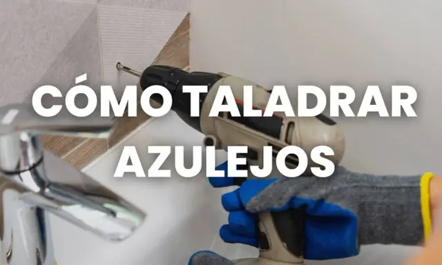 Guantes azules y grises sujetan un taladro para mostrar cómo taladrar azulejos.