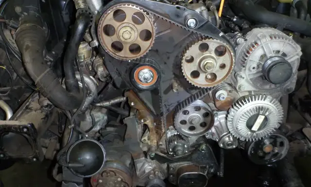 Silnik 1.9 TDI w trakcie wymiany rozrządu. Zastanawiasz się nad wymiana rozrządu 1.9 tdi koszt? To kluczowy element dla żywotności silnika.