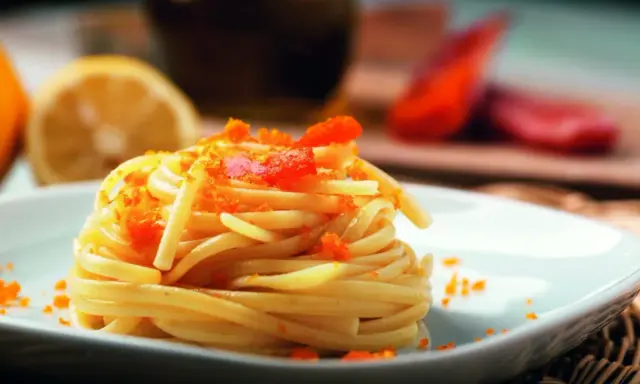 Linguine aux œufs de poisson, un délice de la mer. Un plat de pâtes fines garni de poutargue et d'une touche de citron.