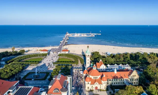 Sopot: molo, plaża i zabytkowe budynki tworzą malownicze atrakcje pomorskie.