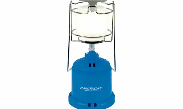Niebieska lampa gazowa Campingaz, gotowa do rozświetlenia nocnych przygód.