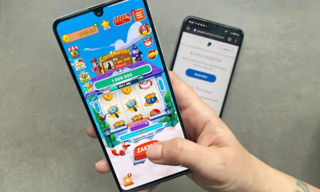 Gra Coin Master na telefonie, obok ekran z PayPalem. Czy to sposób na zarabianie przez aplikacje?