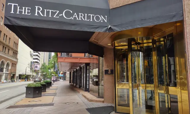 Wejście do The Ritz-Carlton z obrotowymi drzwiami. pro8l3m ritz-carlton tekst.
